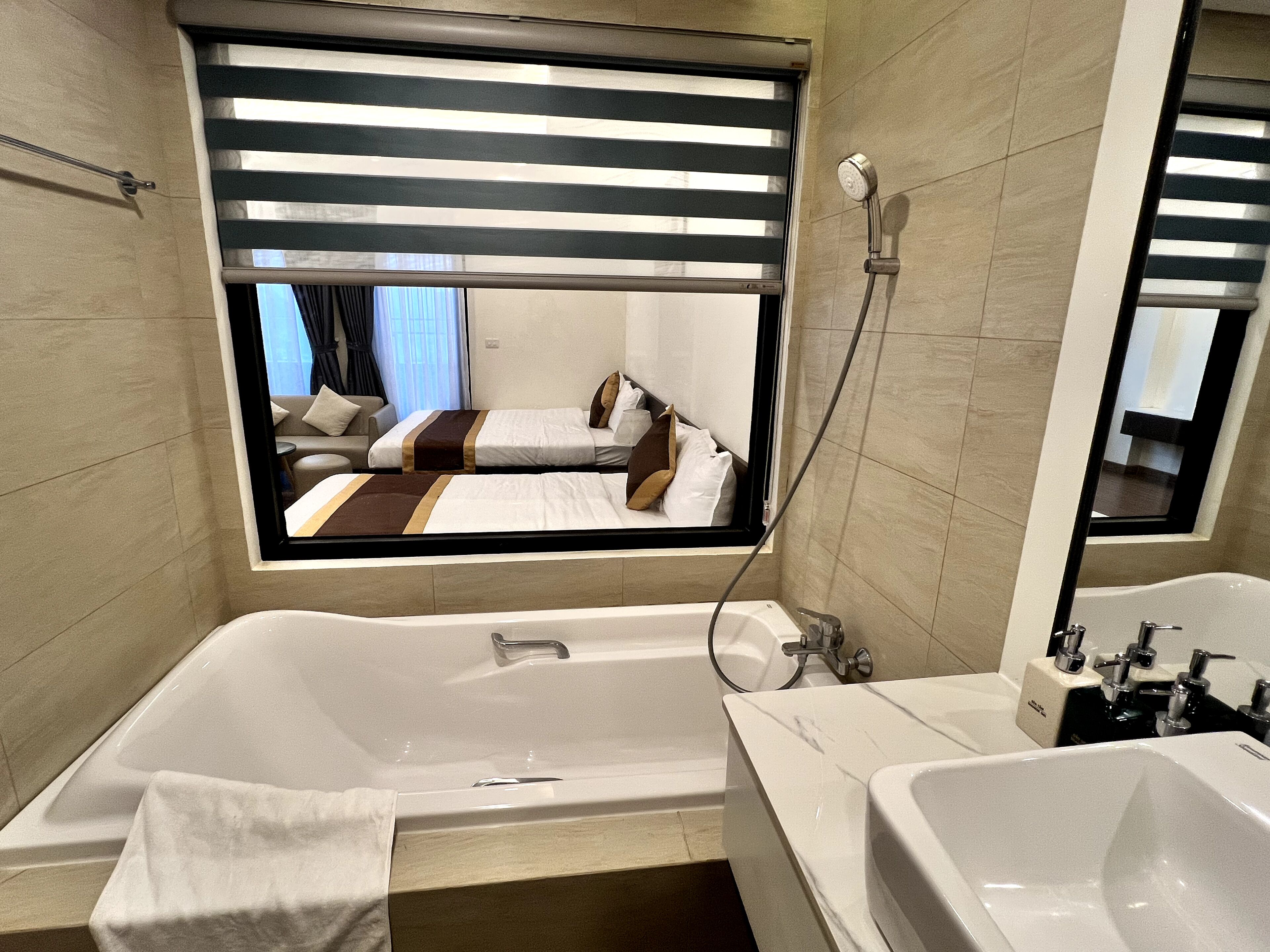 ลักซ์ชัวรี่อพาร์ทเมนท์, วิวชายหาด (20-13) | ห้องน้ำ | ฝักบัว, เรนชาวเวอร์, ของใช้ในห้องน้ำฟรี, ไดร์เป่าผม