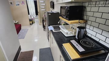 Kühlschrank, Mikrowelle, Herdplatte, Wasserkocher