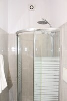 Habitación Deluxe doble | Escritorio, tabla de planchar con plancha, wifi gratis