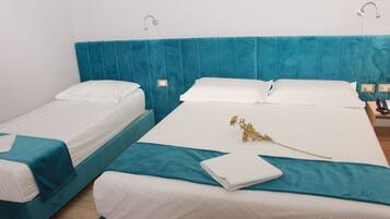 Comfort Triple Room | Desk, iron/ironing board, free WiFi