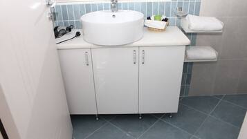 Comfort Triple Room | Desk, iron/ironing board, free WiFi