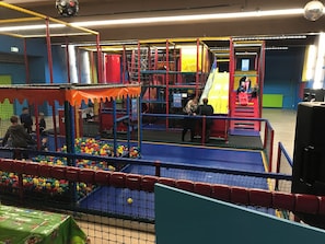 An indoor play area with various play structures, a ball pit, and a slide. - Family-friendly vacation home, attractively furnished, directly on the waterfront (Bruinisse)