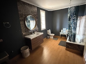 Haartrockner, Handtücher, Seife, Toilettenpapier
