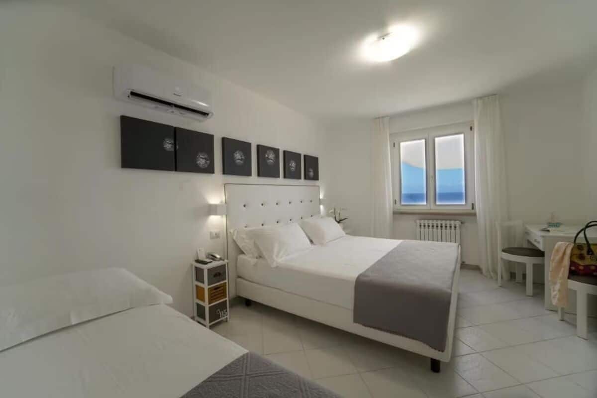 Klassieke vierpersoonskamer, uitzicht op zee | Een minibar, een kluis op de kamer, een bureau, gratis wifi