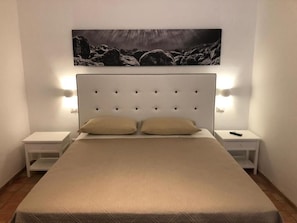 Frigobar, cofres nos quartos, escrivaninha, Wi-Fi de cortesia