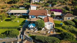 An aerial view of a residential property with multiple buildings, a well-maintained garden, and a swimming pool. - Le casette di Ulisse (Castellabate)