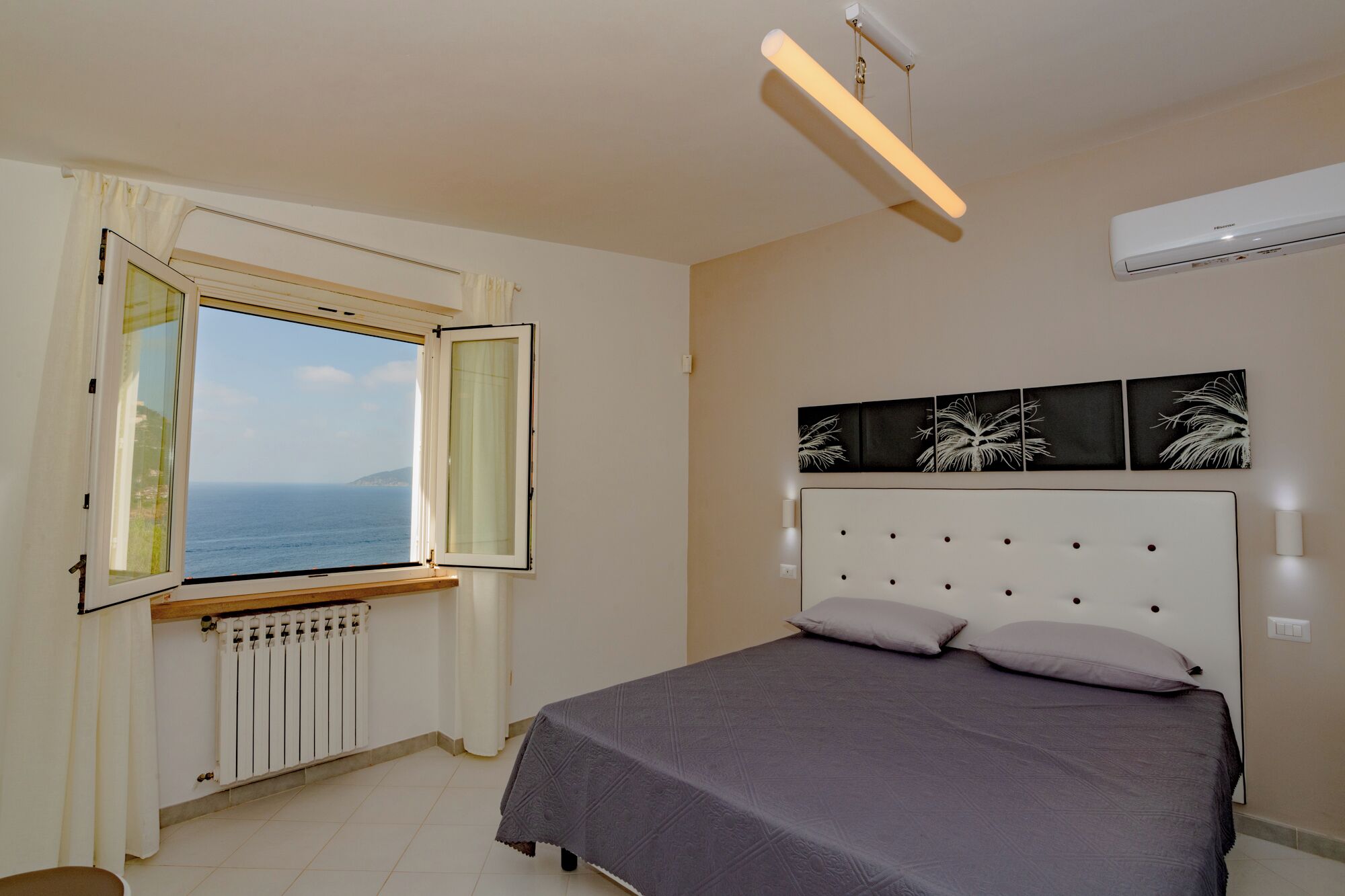 Habitación triple clásica, vistas al mar | Minibar, caja fuerte, escritorio y wifi gratis