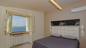 Habitación triple clásica, vistas al mar | Minibar, caja fuerte, escritorio y wifi gratis