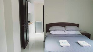 2 bedrooms, desk, free WiFi, bed sheets