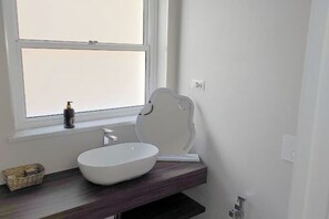 Chuveiro, secador de cabelo, toalhas de banho, sabonete