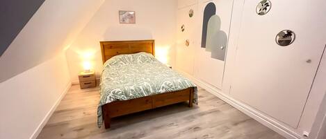 3 bedrooms, desk, iron/ironing board, free WiFi