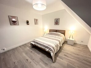 3 عدّة غرف نوم ومكتب ومك�واة/لوح كي وواي فاي مجانًا