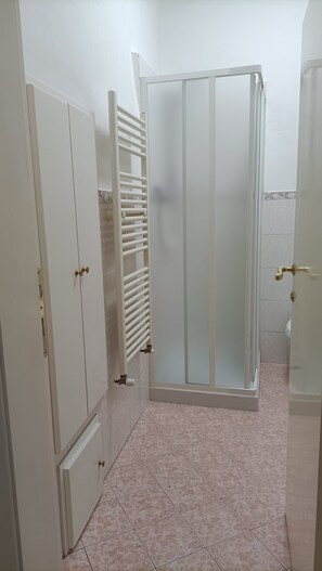 Dusche, Haartrockner, Bidet, Handtücher