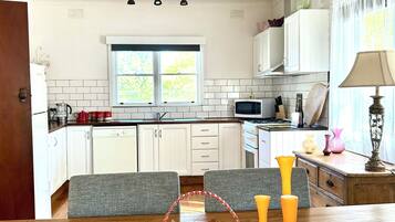 Kühlschrank, Mikrowelle, Ofen, Geschirrspüler