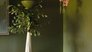 Chambre Deluxe | 1 chambre, coffres-forts dans les chambres, fer et planche à repasser