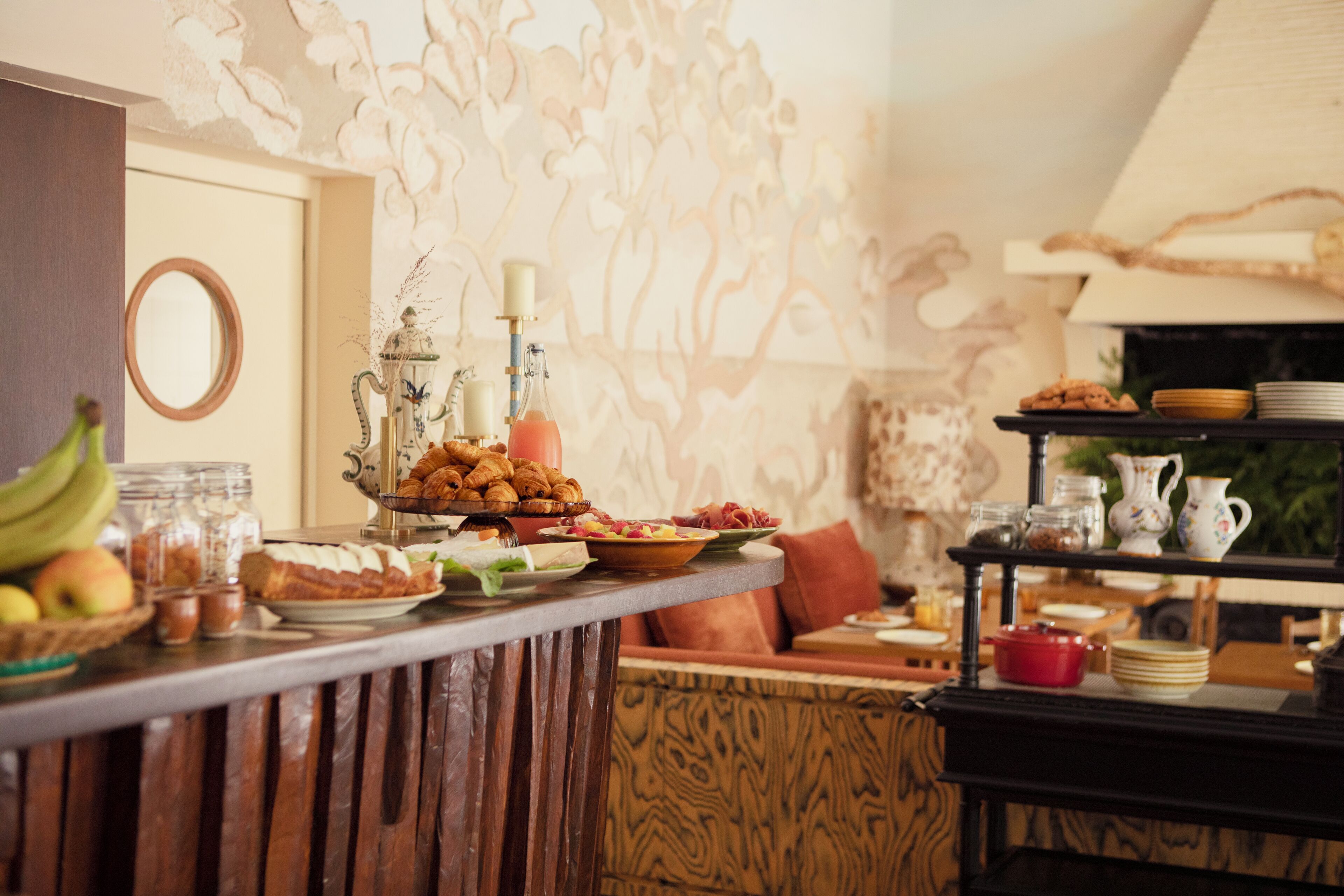 每日供应自助式早餐（每人 EUR 24）