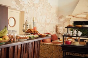 Daily buffet breakfast (EUR 24 per person) - La Folie Barbizon (Barbizon)
