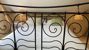 2 chambres, bureau, fer et planche à repasser, lit parapluie