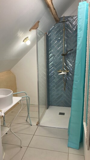 Dusche, Haartrockner, Handtücher, Seife