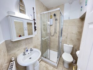 Douche, sèche-cheveux, serviettes fournies