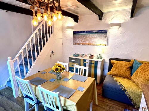 Chy Splander - a cottage that sleeps 3 guests in 2 bedrooms with parking
