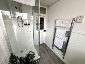 Dusche, Haartrockner, Handtücher