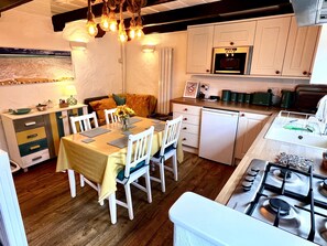 Fridge, microwave, oven, stovetop - Chy Splander - a cottage that sleeps 3 guests in 2 bedrooms with parking (St Ives)