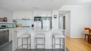 Kjøleskap, mikrobølgeovn, ovn og kokeplater