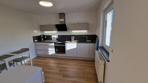 Fridge, oven, stovetop, dishwasher - Modern, newly built vacation apartment with large covered balcony and view (Wilnsdorf)
