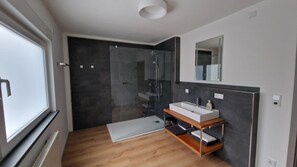 Shower, towels, soap, toilet paper - Modern, newly built vacation apartment with large covered balcony and view (Wilnsdorf)
