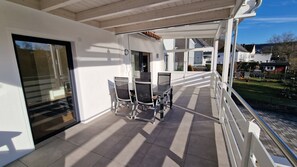 Outdoor dining - Modern, newly built vacation apartment with large covered balcony and view (Wilnsdorf)