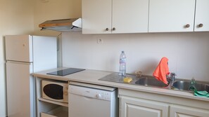 Microwave, stovetop, dishwasher, cookware/dishes/utensils - Pleasant F3 apartment 300m from RER B in ANTONY, 20mn from Orly, Paris and Versailles (Antony)