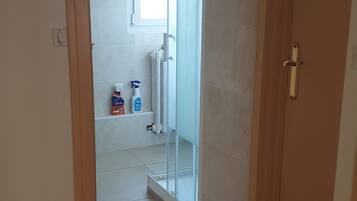 Regadera, secadora de cabello, toallas, jabón