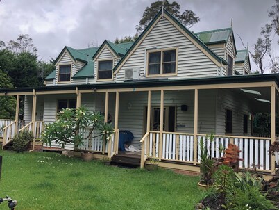Crooby Cottage Farmhouse: close to Jervis Bay, private location, lush gardens