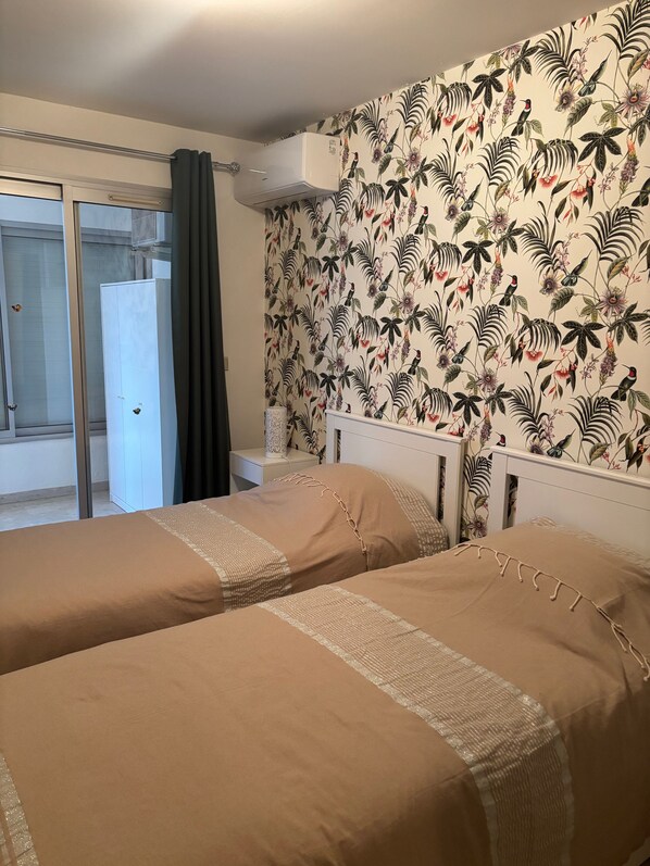 1 bedroom, bed sheets