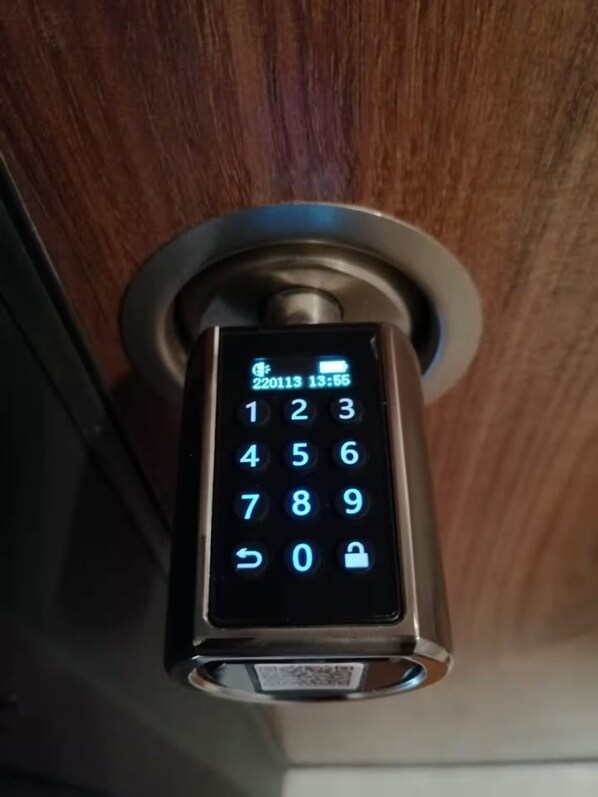 Cerradura con teclado numérico y pantalla que muestra la hora 13:55.