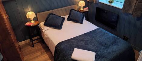 1 bedroom, iron/ironing board, internet, bed sheets