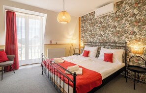 Standaard tweepersoonskamer | Een bureau, een laptopwerkplek, verduisterende gordijnen, gratis wifi