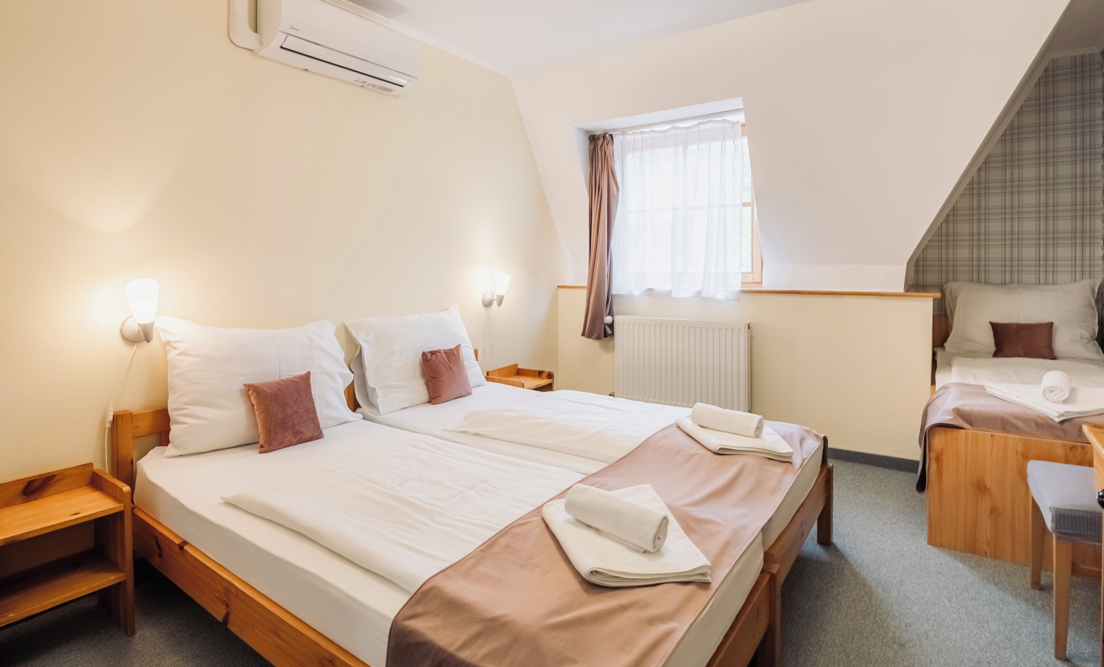 豪華三人房, 河景 | 書桌、筆電工作空間、遮光布/窗簾、免費無線上網