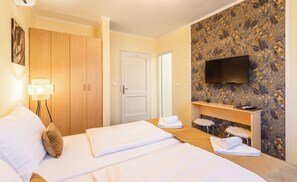 Habitación doble estándar | Escritorio, espacio para trabajar con laptop y cortinas blackout 