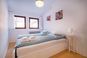 2 habitaciones, escritorio, tabla de planchar con plancha y wifi gratis 