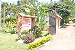 Segnaletica per Dream Jet Cottages Entebbe che pubblicizza alloggio, ristorante e trasferimenti.