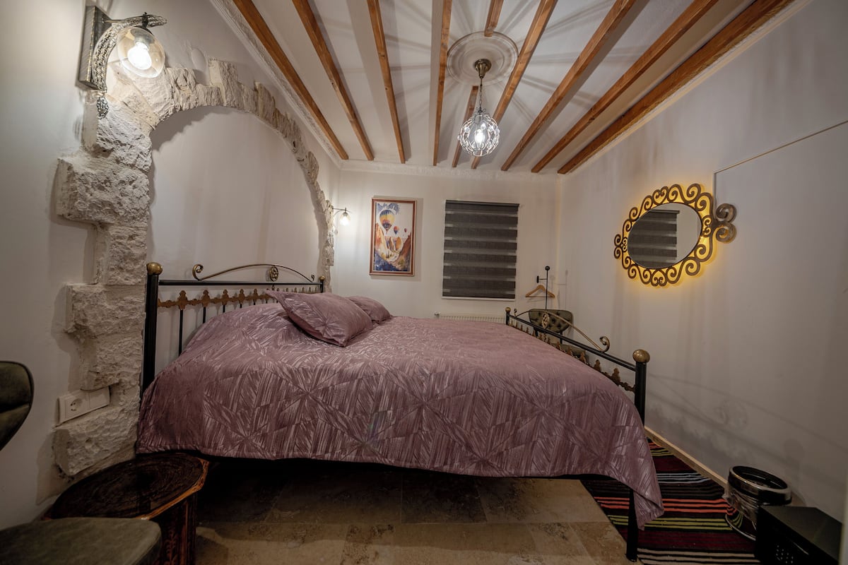 Standard Room | In-room safe, desk, laptop workspace, soundproofing