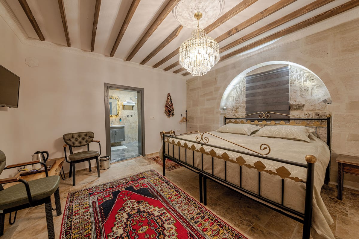 Standard Double Room | In-room safe, desk, laptop workspace, soundproofing