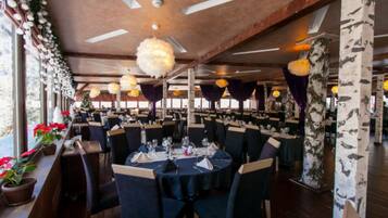 Apartment, 2 Bedrooms, Accessible, Smoking | Dining room