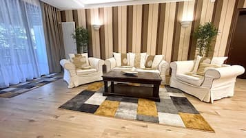Apartment, 2 Bedrooms, Accessible, Smoking | Living room