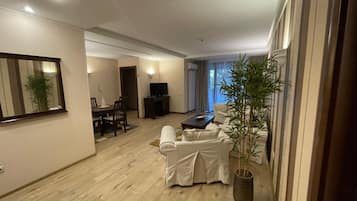Apartment, 2 Bedrooms, Accessible, Smoking | Living room