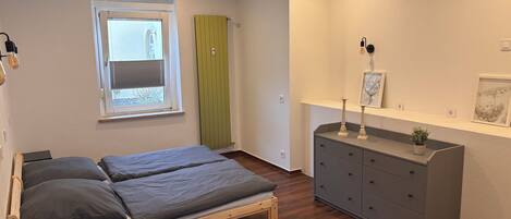 1 bedroom, bed sheets