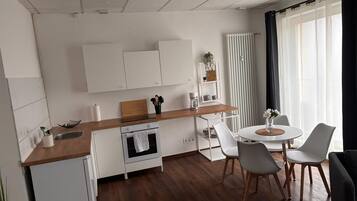 Kühlschrank, Ofen, Herdplatte, Wasserkocher mit Kaffee-/Teezubehör