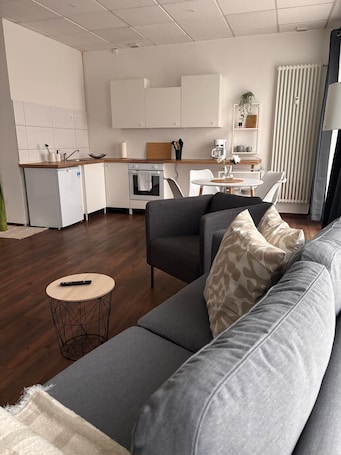 Smart TV, books. Cozy apartment with kitchen and good transport connections
